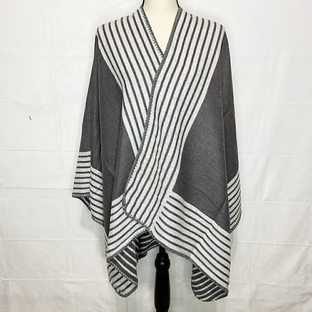 NWOT Belle De Jour Gray White Sweater Poncho One-Size